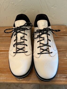 Under Armour Men’s White Athletic Golf Shoes with Black Accents. Size 8